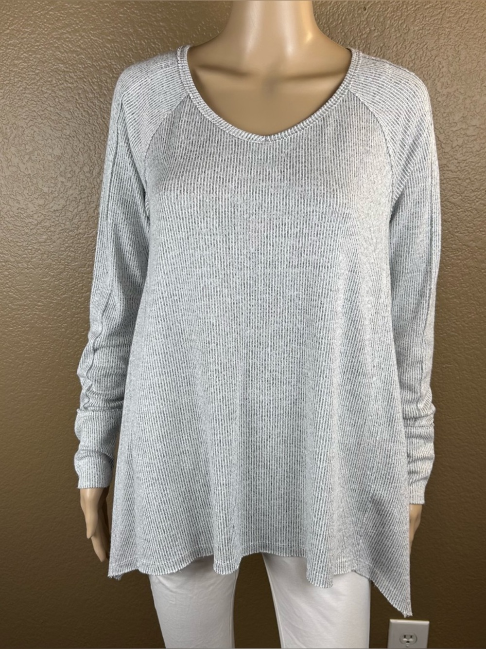 a.n.a A New Approach Gray Ribbed Knit Tunic Top Womens Medium Long Sleeve Hi Low